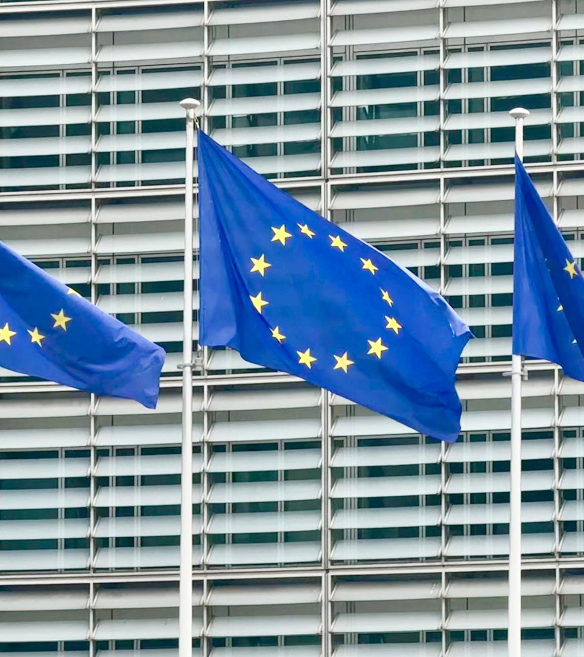 Belgien, Brüssel: Drei Fahnen der Europäischen Union wehen vor dem Gebäude der EU-Kommission. 