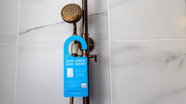 SiRi Grand Bangkok Hotel. Hinweis für die sparsame Verwendung von Wasser an der Dusche. 28.11.2024: Bangkok, Thailand, Asien