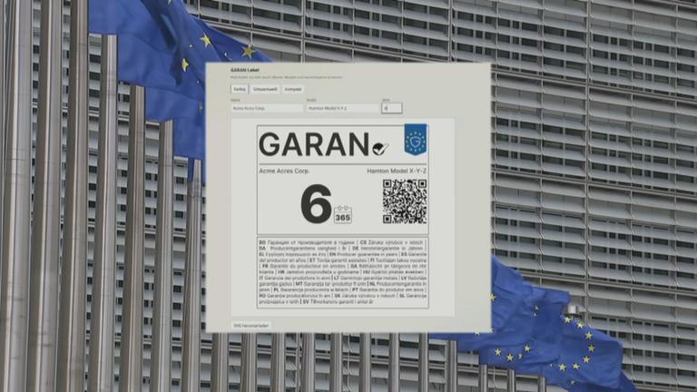 Das EU-Label für Gewährleistung und Garan vor einen Hintergrund mit EU-Fahnen an der Seite.