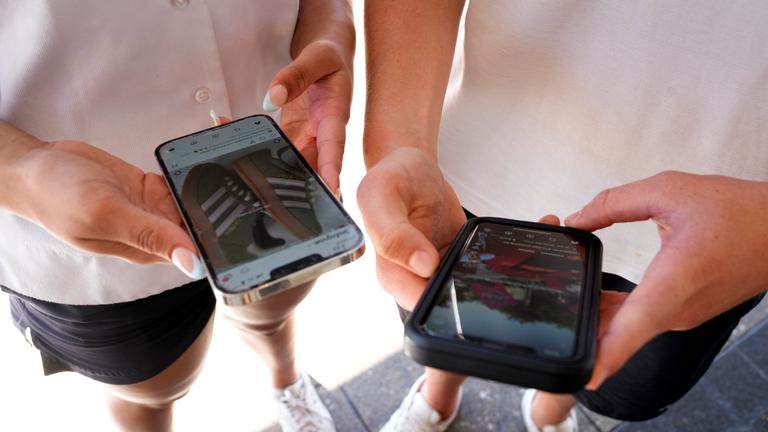 Der 14-jährige Henry (rechts) und Angel (15) nutzen ihre Telefone, um soziale Medien in Sydney zu nutzen.