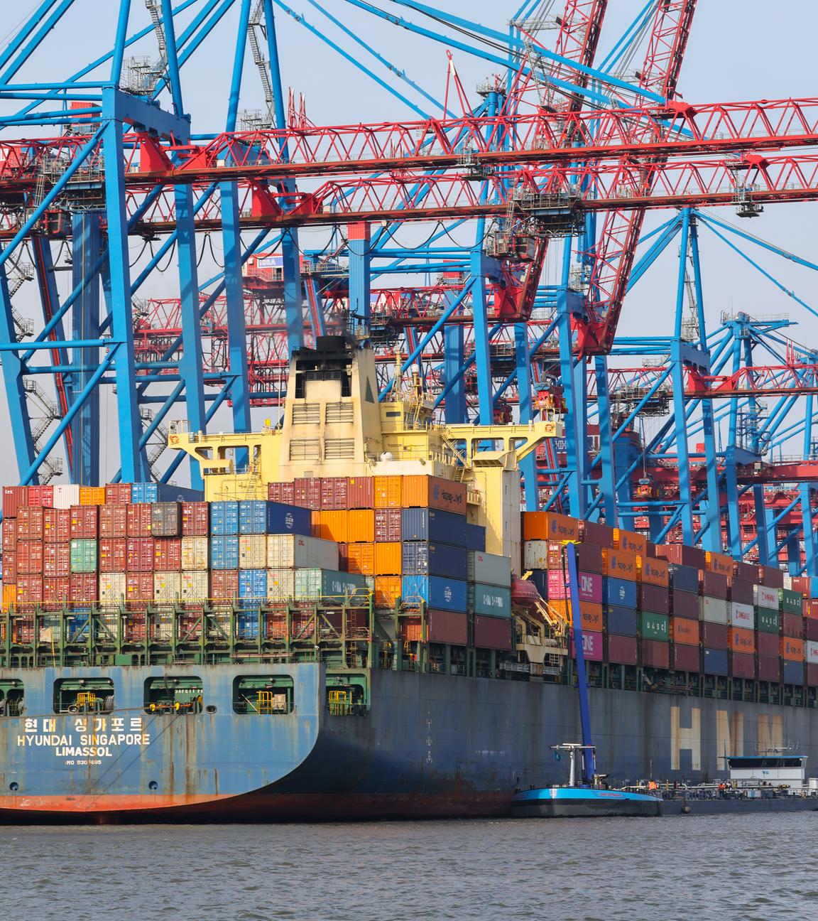 Hamburg: Containerschiffe werden am Containerterminal Tollerort der Hamburger Hafen und Logistik AG HHLA be- und entladen.