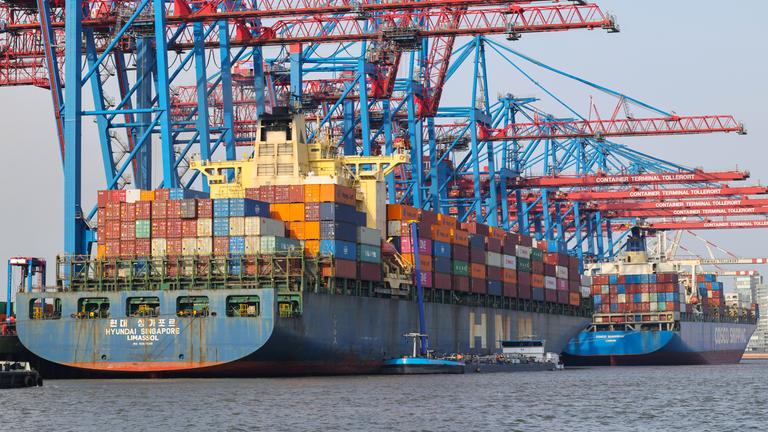 Hamburg: Containerschiffe werden am Containerterminal Tollerort der Hamburger Hafen und Logistik AG HHLA be- und entladen.
