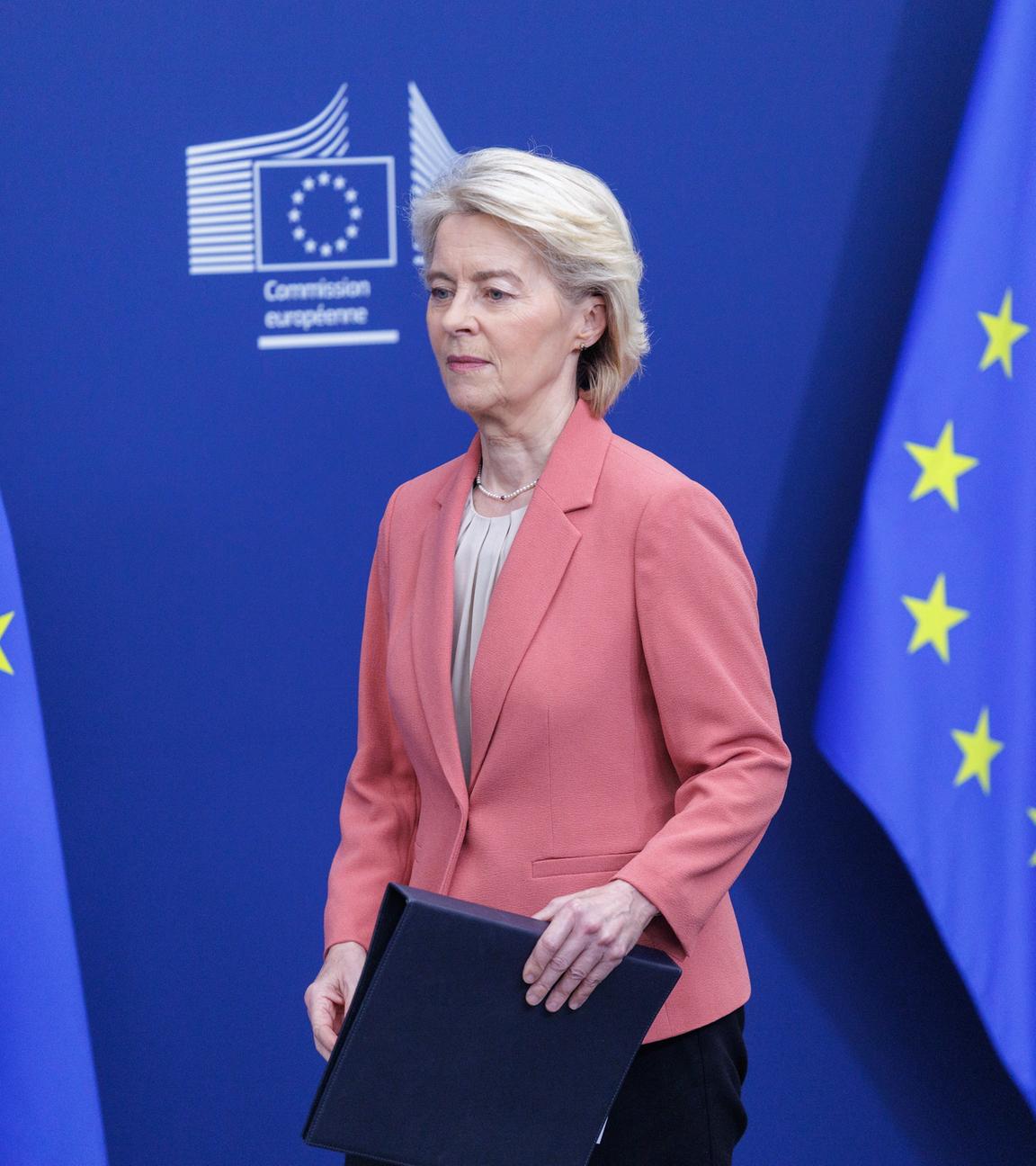 EU-Kommissionspräsidentin Ursula von der Leyen trifft in der Europäischen Kommission in Brüssel, Belgien, ein, um die Presse über die neuesten Entwicklungen im Zusammenhang mit Mercosur zu informieren.