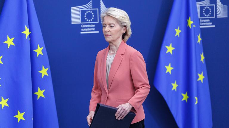 EU-Kommissionspräsidentin Ursula von der Leyen trifft in der Europäischen Kommission in Brüssel, Belgien, ein, um die Presse über die neuesten Entwicklungen im Zusammenhang mit Mercosur zu informieren.