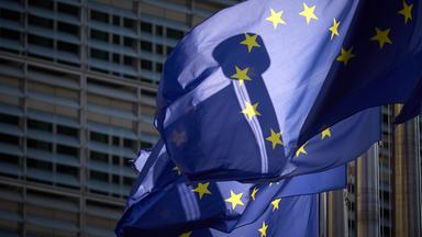 Wehende europäische Fahnen, Brüssel, August 2025