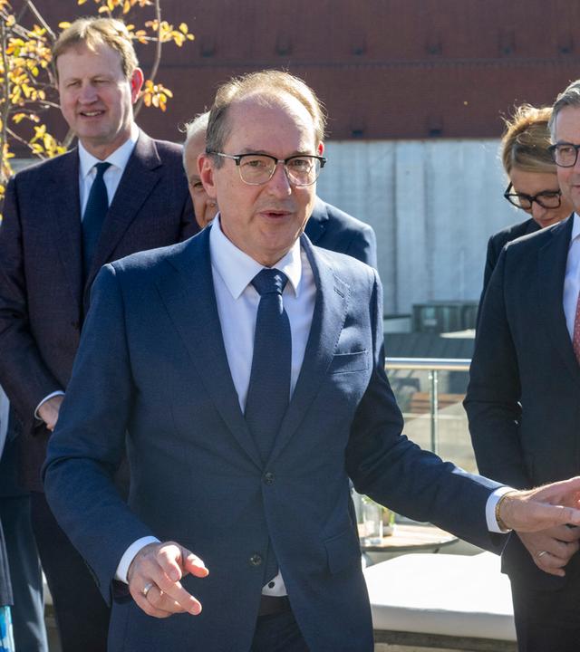Bayern, München: Beim Treffen europäischer Innenminister dirigiert auf der Dachterrasse des Hotels Bayerischer Hof Bundesinnenminister Alexander Dobrindt (CSU, M) zum Gruppenfoto (l-r) Shabana Mahmood (Großbritanien), Jim OCallaghan, Republik Irland, Magnus Brunner, EU-Kommissar für Inneres und Migration, und Anneleen van Bossuyt (Belgien).
