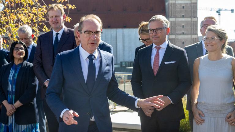 Bayern, München: Beim Treffen europäischer Innenminister dirigiert auf der Dachterrasse des Hotels Bayerischer Hof Bundesinnenminister Alexander Dobrindt (CSU, M) zum Gruppenfoto (l-r) Shabana Mahmood (Großbritanien), Jim OCallaghan, Republik Irland, Magnus Brunner, EU-Kommissar für Inneres und Migration, und Anneleen van Bossuyt (Belgien).