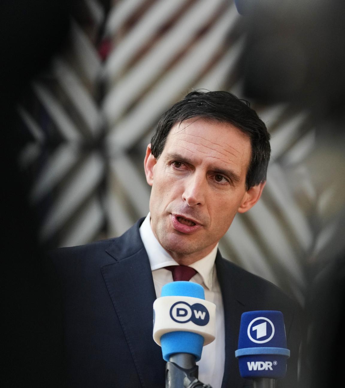 Wopke Hoekstra, EU-Kommissar für Klima, Netto-Null Emissionen und sauberes Wachstum, gibt ein Statement, als er zu einem Treffen der EU-Umweltminister im Gebäude des Europäischen Rates eintrifft.