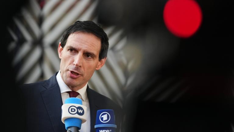 Wopke Hoekstra, EU-Kommissar für Klima, Netto-Null Emissionen und sauberes Wachstum, gibt ein Statement, als er zu einem Treffen der EU-Umweltminister im Gebäude des Europäischen Rates eintrifft.