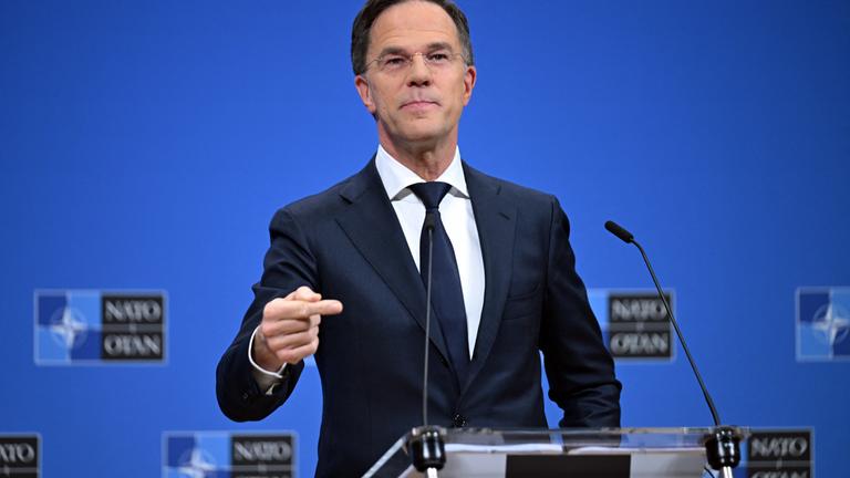 NATO-Generalsekretär Mark Rutte hält vor dem Treffen der NATO-Verteidigungsminister im NATO-Hauptquartier in Brüssel eine Pressekonferenz ab.