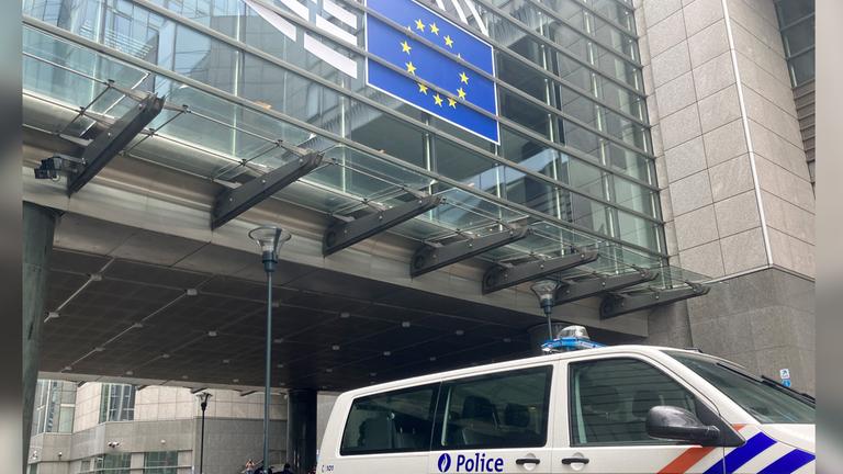 Polizeiautos stehen vor dem Europäischen Parlament