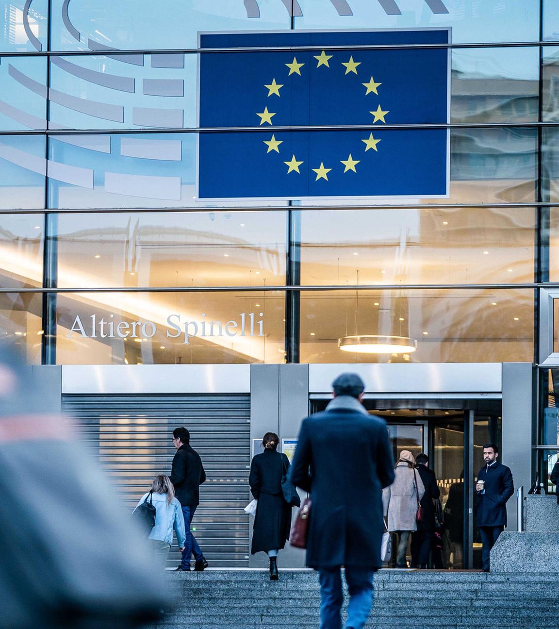 Passanten gehen am Sitz des Europäischen Parlaments in Brüssel entlang. (Archiv)