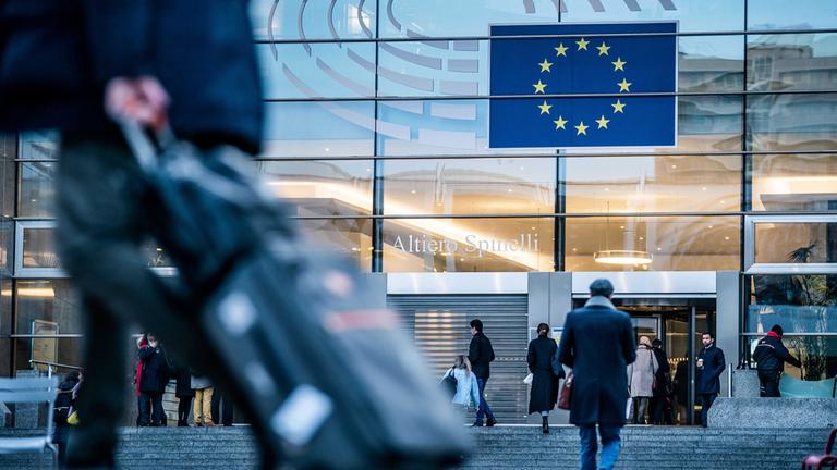 Passanten gehen am Sitz des Europäischen Parlaments in Brüssel entlang. (Archiv)
