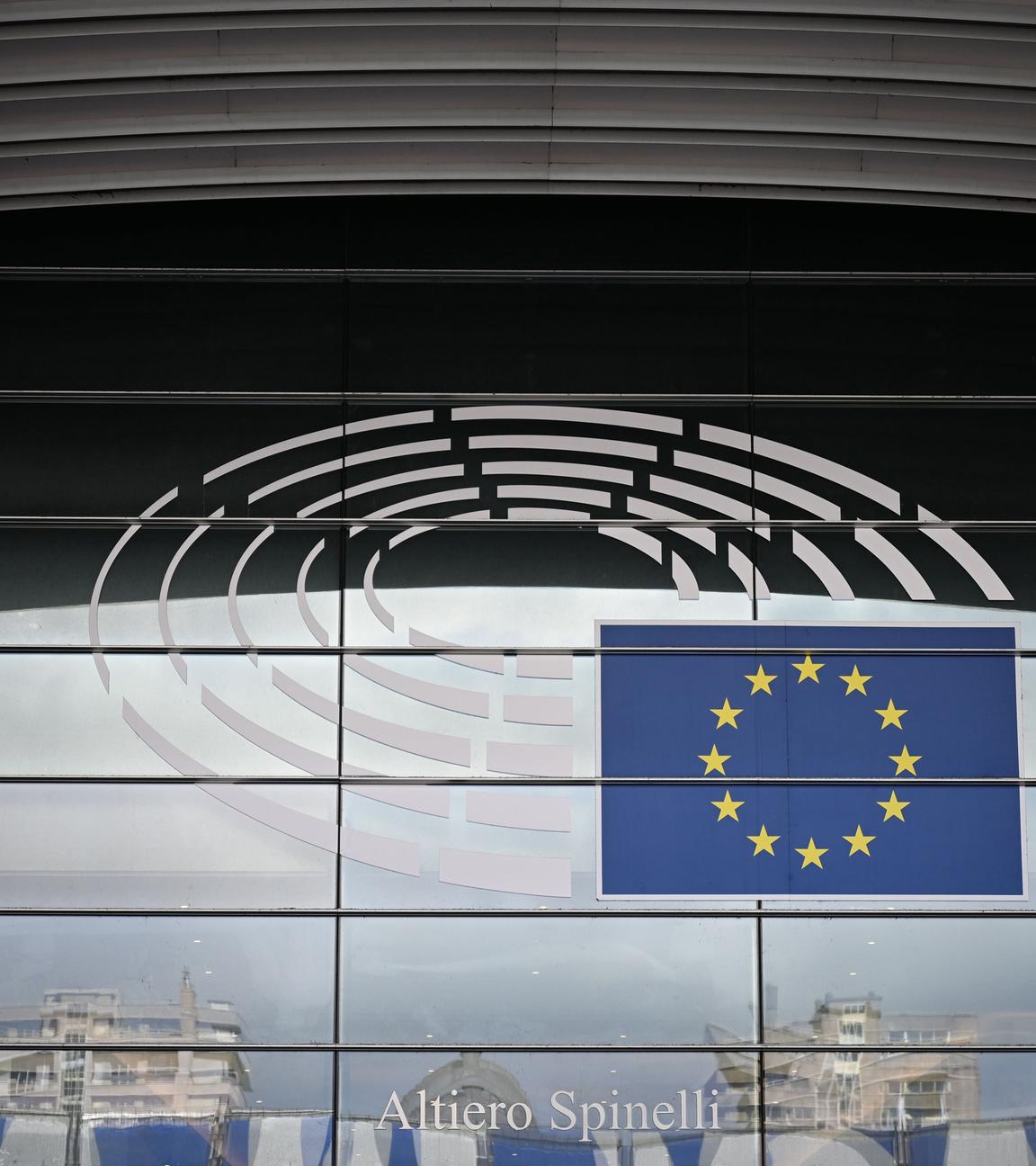 Blick auf das Logo des EU-Parlaments in Brüssel. 