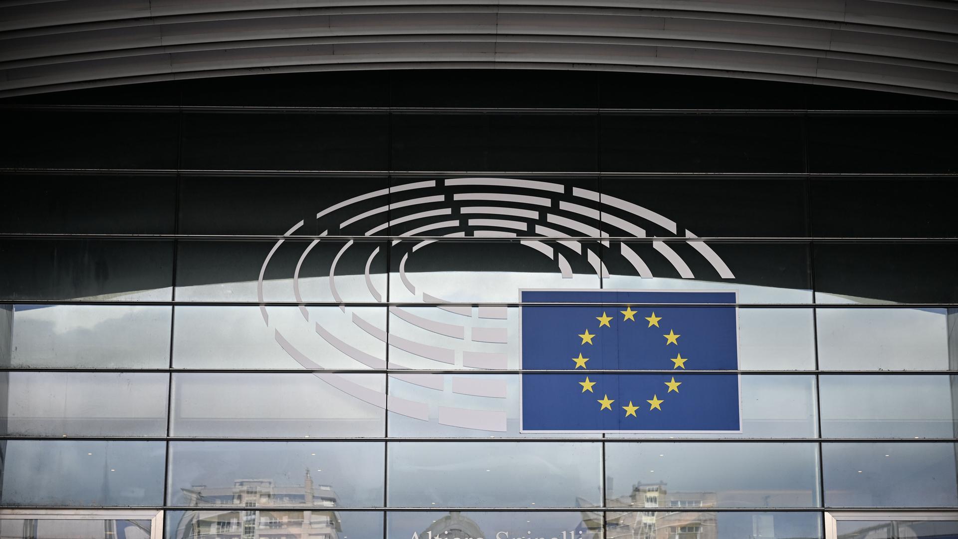  Blick auf das Logo des EU-Parlaments in Brüssel. 