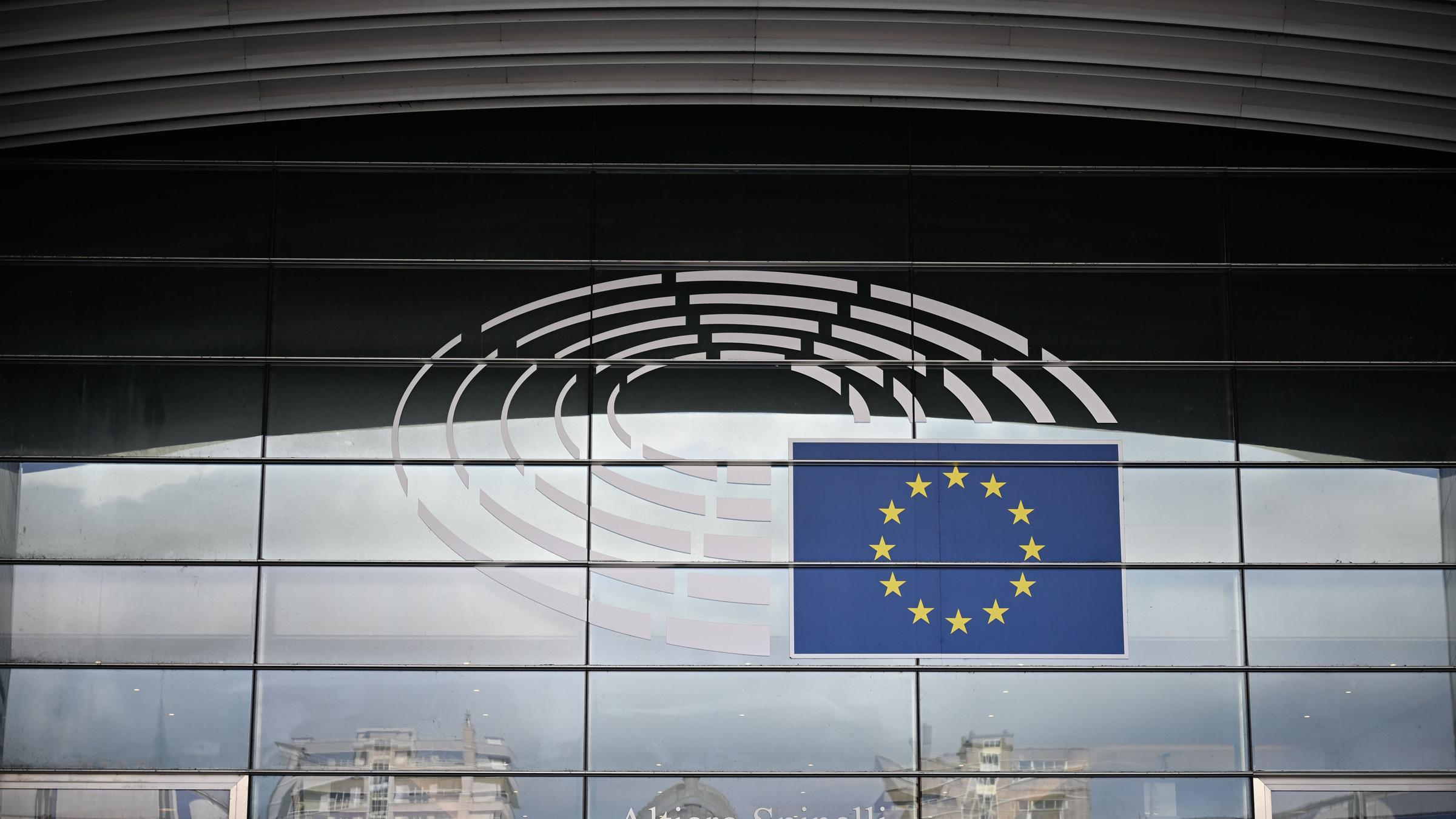  Blick auf das Logo des EU-Parlaments in Brüssel. 