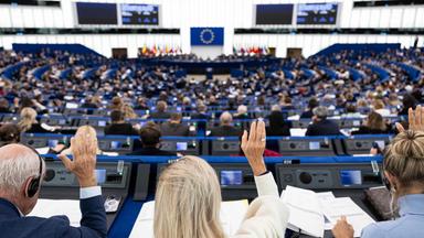 EU-Parlament in Straßburg. Abgeordnete heben ihre Hand in einer Abstimmung