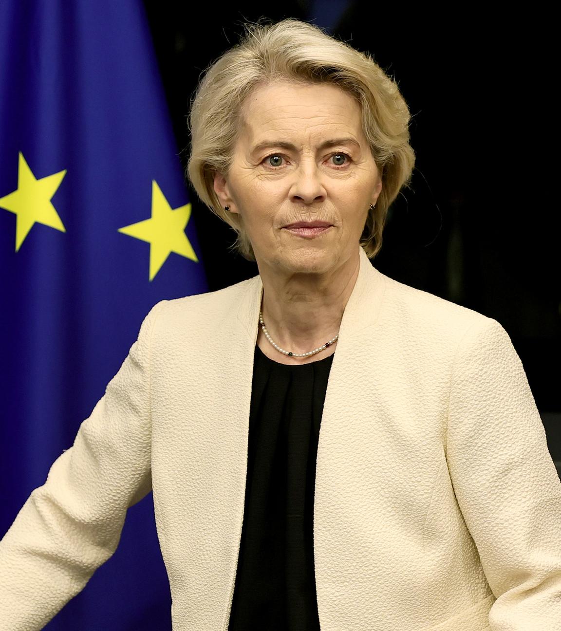Ursula von der Leyen im EU-Parlament in Straßburg, hinter ihr eine europäische Flagge.