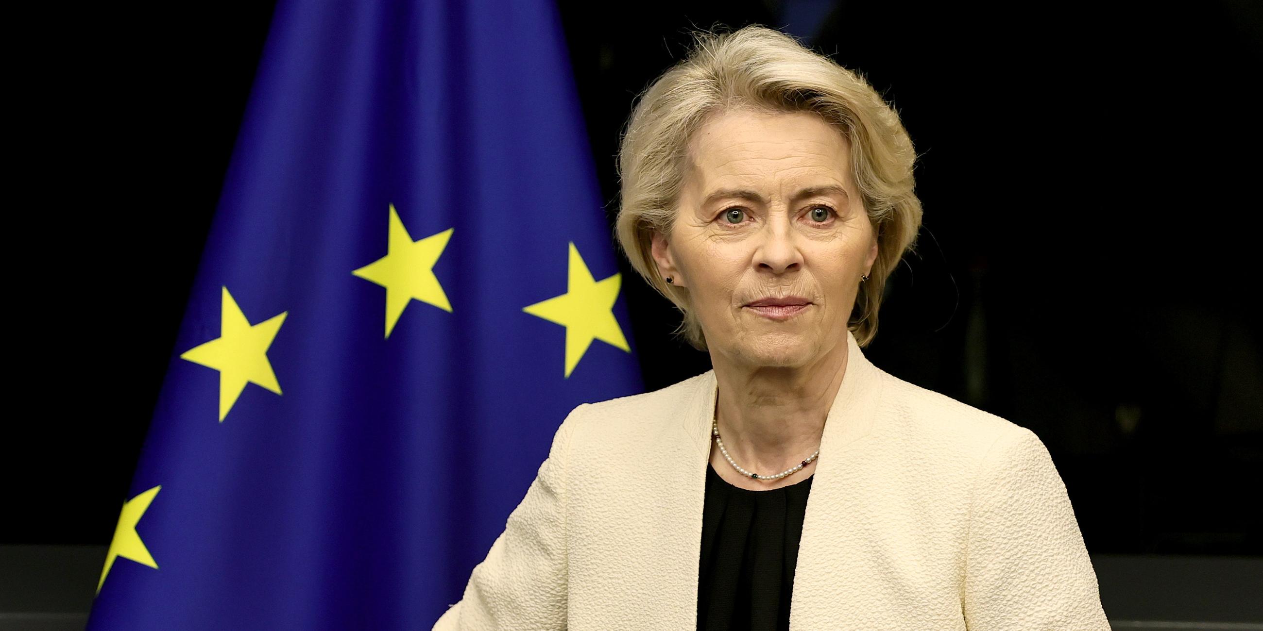 Ursula von der Leyen im EU-Parlament in Straßburg, hinter ihr eine europäische Flagge.