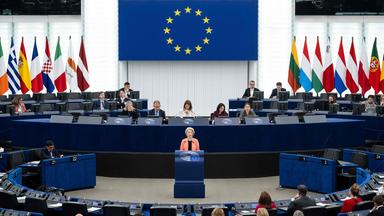 EU-Kommissionspräsidentin Ursula von der Leyen hält eine Rede während einer Plenarsitzung im Europäischen Parlament in Straßburg.