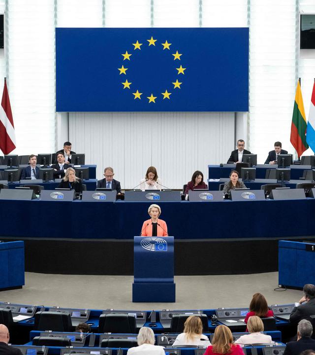 EU-Kommissionspräsidentin Ursula von der Leyen hält eine Rede während einer Plenarsitzung im Europäischen Parlament in Straßburg.