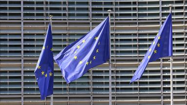 EU-Fahnen am Berlaymont-Gebäude.