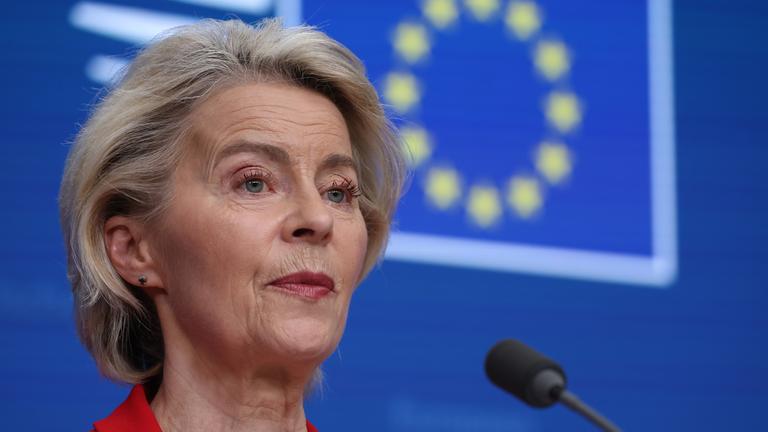 Die Präsidentin der Europäischen Kommission, Ursula von der Leyen, spricht bei einer Medienkonferenz zum Abschluss eines EU-Gipfels. 