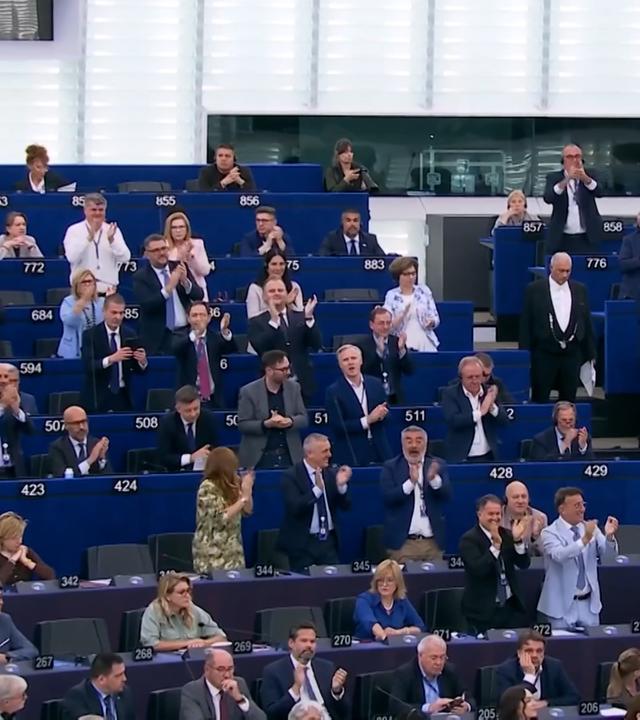 Rechte und konservative Abgeordnete klatschen im EU-Parlament in Straßburg.