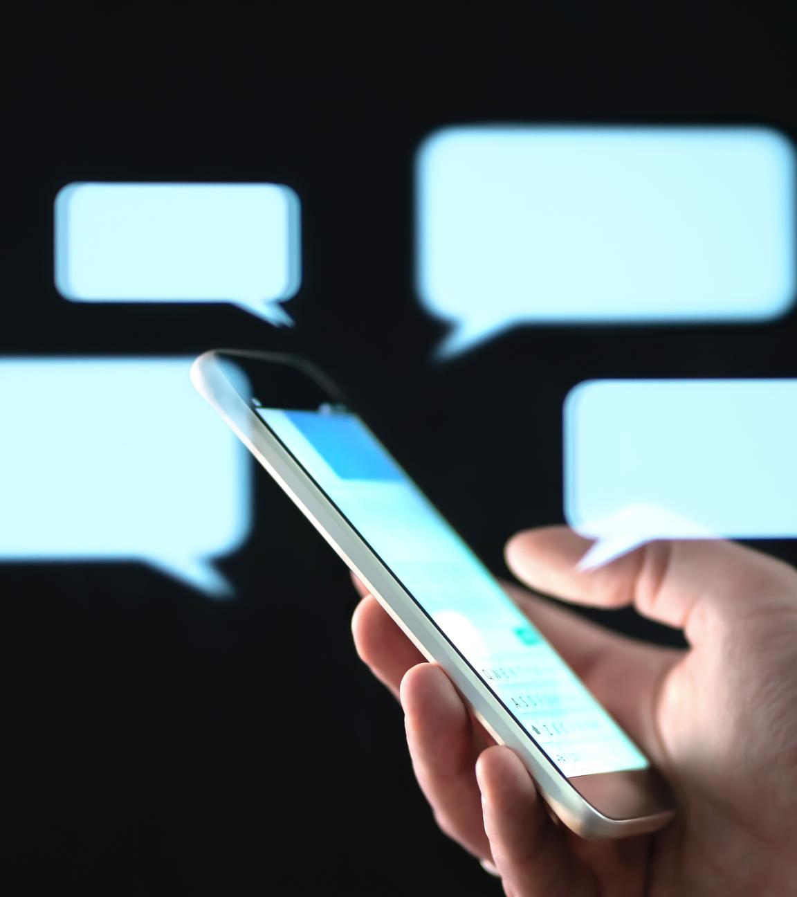 Textnachrichten auf dem Handybildschirm mit abstrakten Hologramm-Sprechblasen.