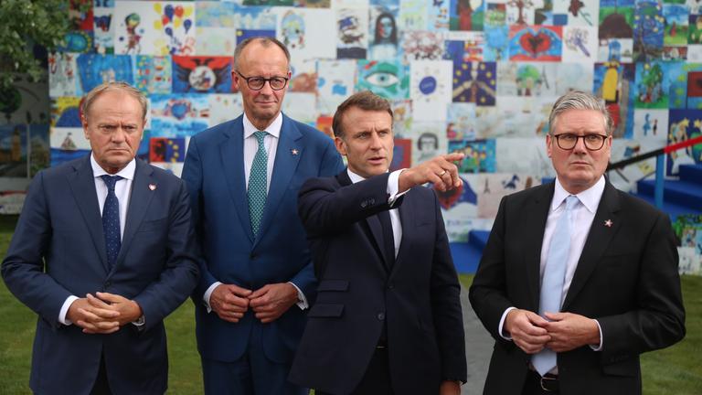 Donald Tusk, Friedrich Merz, Emmanuel Macron und Kier Starmer auf dem EPG-Treffen in Tirana, Albanien.