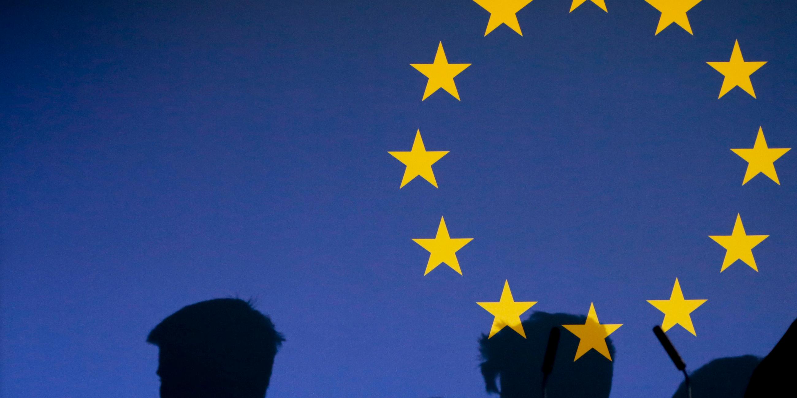 Köpfe hinter Wappen der EU