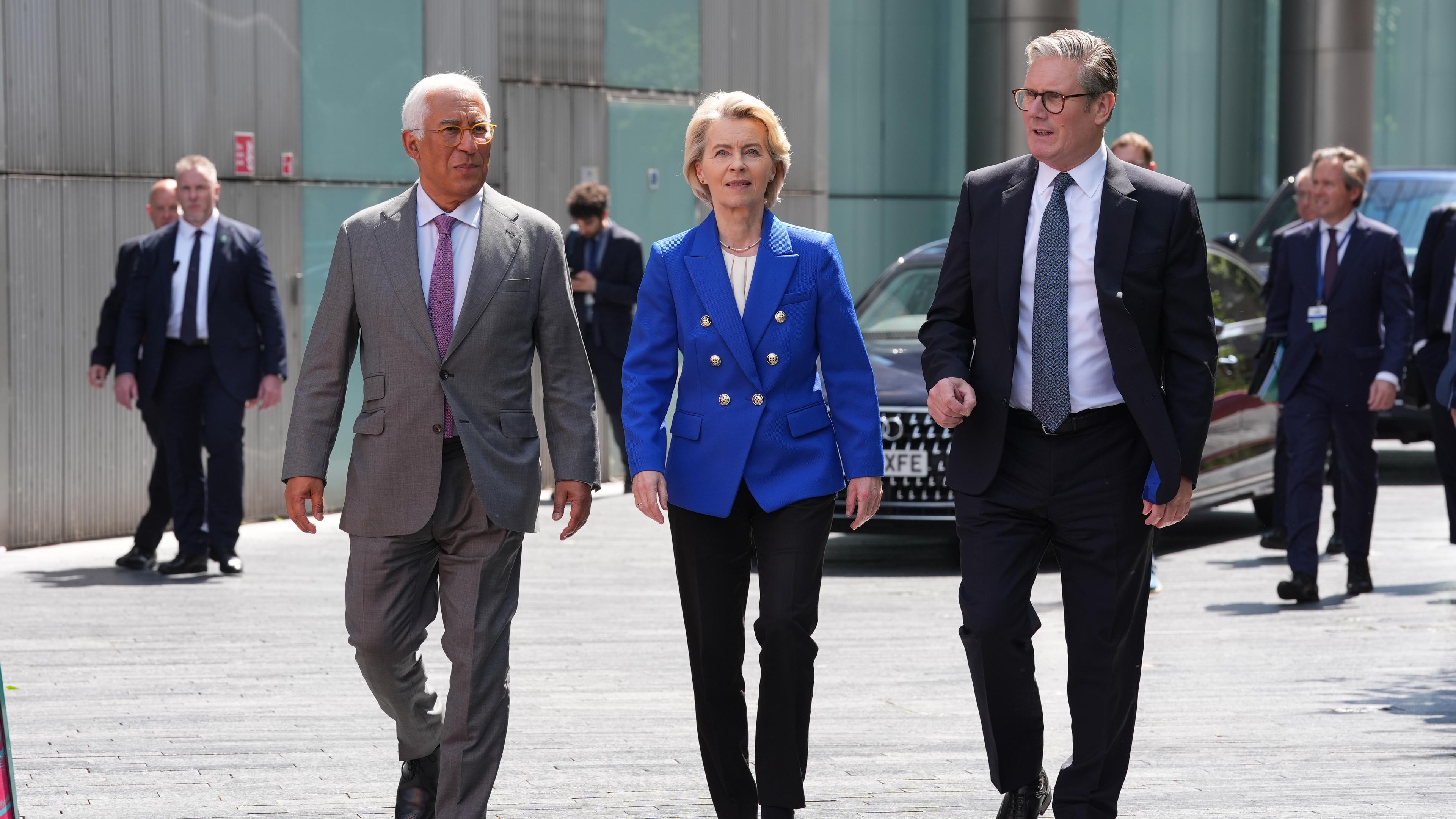 Präsident des europäischen Rates Antonio Costa, die Präsidentin der Europäischen Kommission Ursula von der Leyen und Premierminister Keir Starmer nach einem Treffen des UK-EU Gipfels.