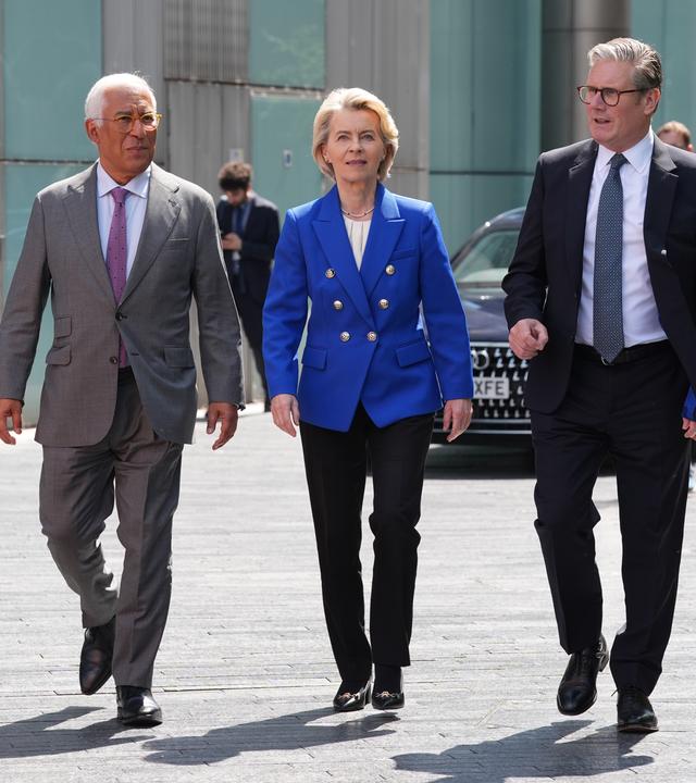 Präsident des europäischen Rates Antonio Costa, die Präsidentin der Europäischen Kommission Ursula von der Leyen und Premierminister Keir Starmer nach einem Treffen des UK-EU Gipfels.