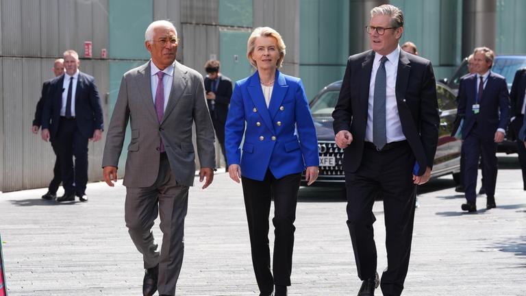 Präsident des europäischen Rates Antonio Costa, die Präsidentin der Europäischen Kommission Ursula von der Leyen und Premierminister Keir Starmer nach einem Treffen des UK-EU Gipfels.