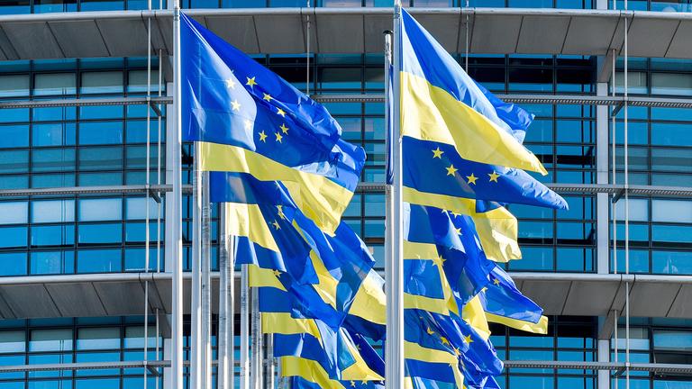 Flaggen der EU und der Ukraine vor dem Europäischen Parlament, Straßburg