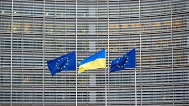 Die EU Flagge weht neben der Ukraine Flagge 