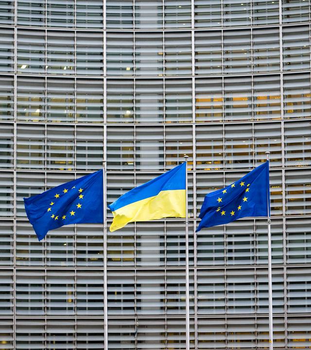 Die EU Flagge weht neben der Ukraine Flagge 
