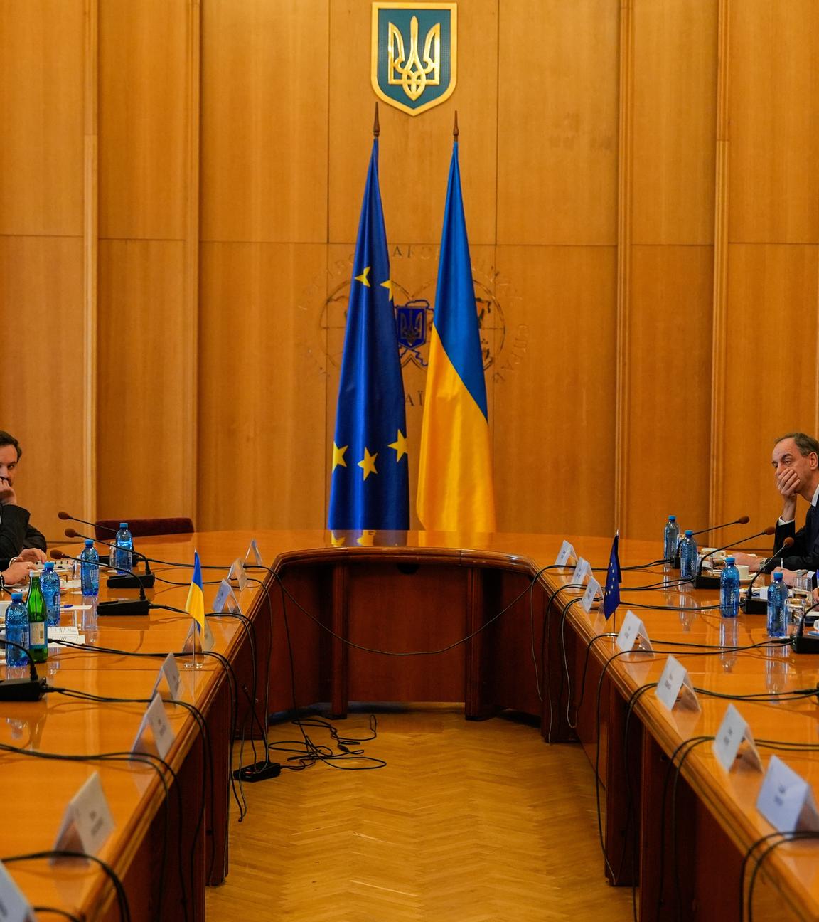 Man sieht das Treffen im Außenministerium