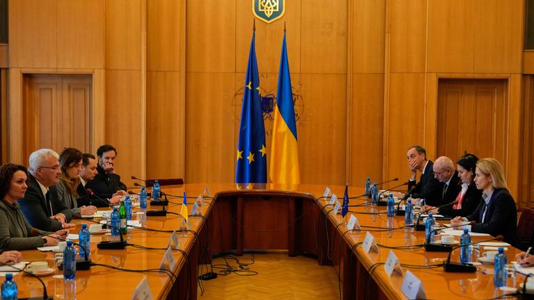 Man sieht das Treffen im Außenministerium