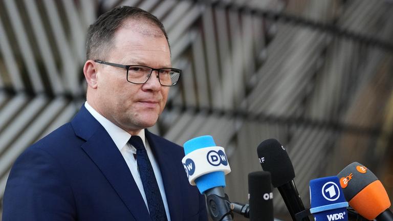 Der Bundesumweltminister Carsten Schneider gibt ein Statement zum Treffen der EU-Umweltminister. Er spricht in mehrere Mikrofone