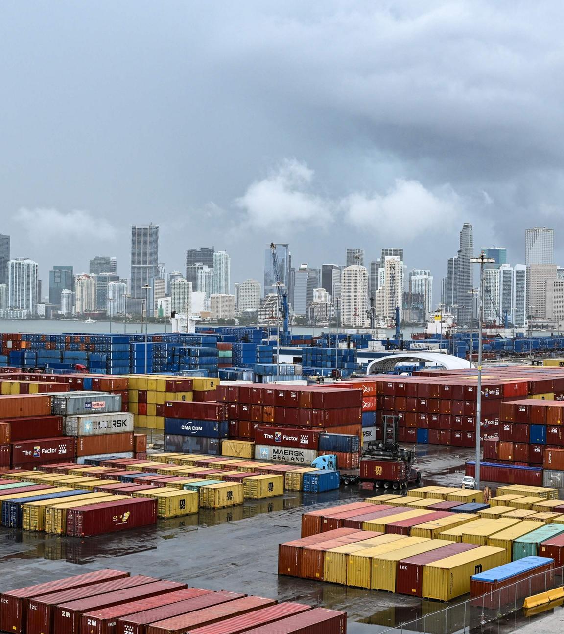 Im Hafen von Miami in Miami, Florida, sind Schiffscontainer zu sehen.