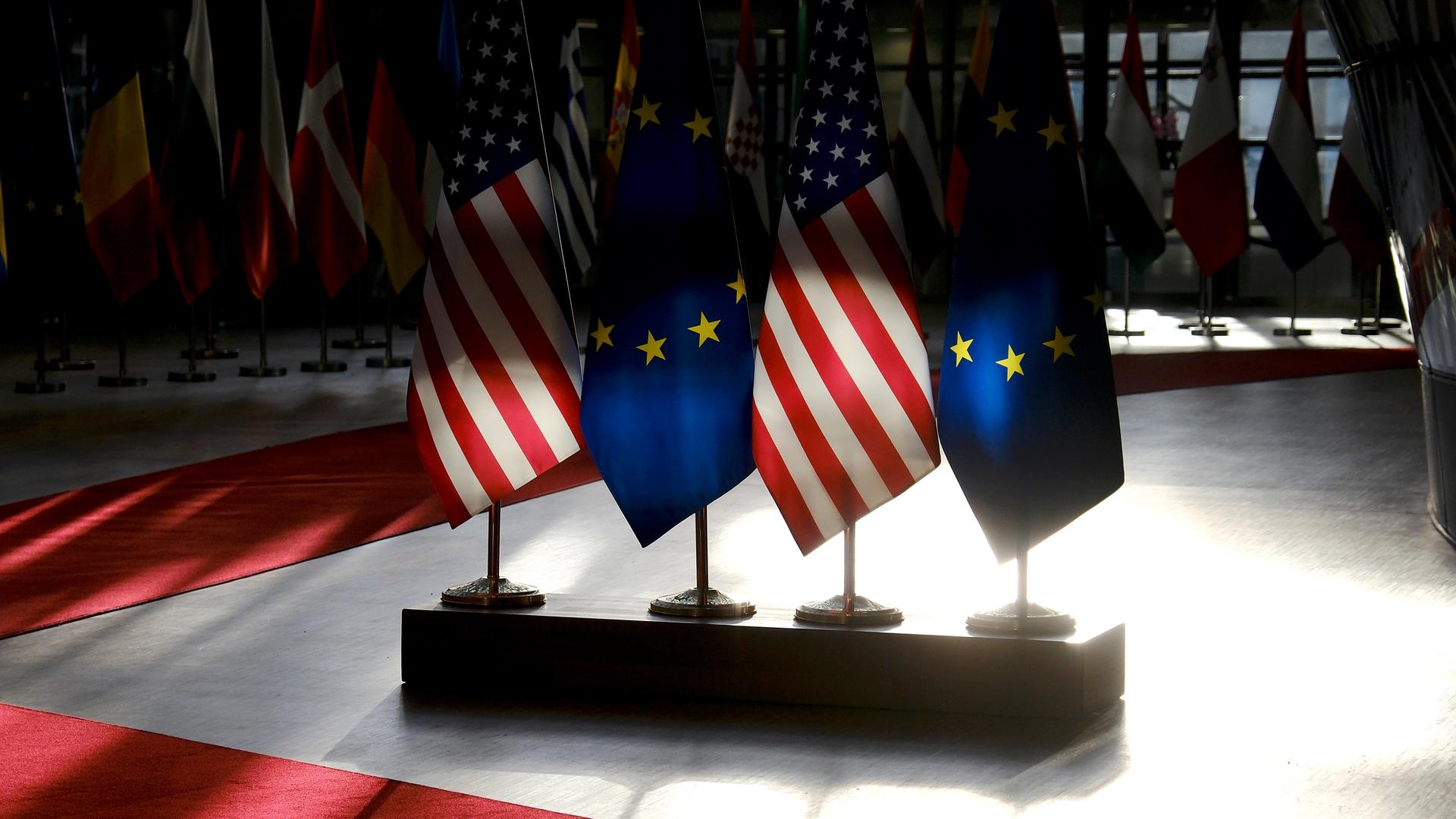 Flaggen der EU und der USA