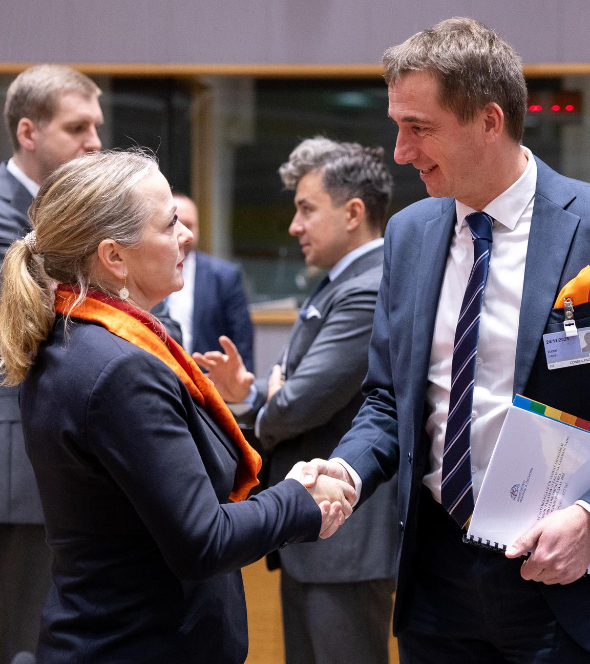 Die schwedische Staatssekretärin für internationale Entwicklungszusammenarbeit und Außenhandel, Diana Janse (links), begrüßt den tschechischen Minister für Industrie und Handel, Lukas Vlcek.