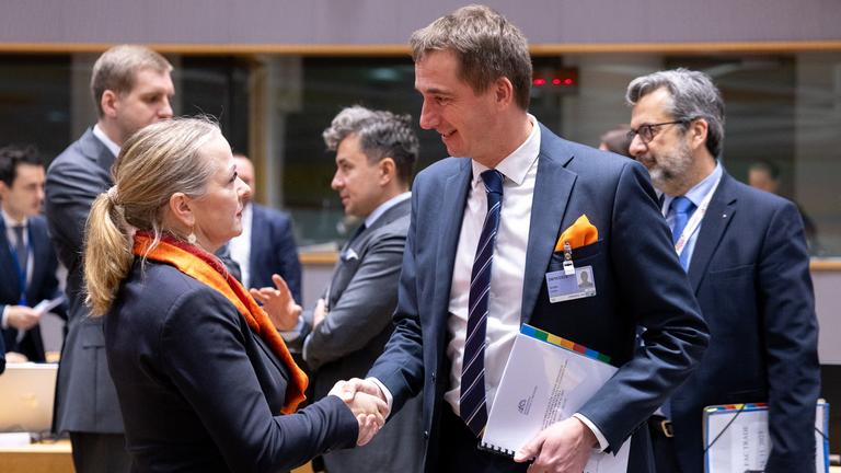 Die schwedische Staatssekretärin für internationale Entwicklungszusammenarbeit und Außenhandel, Diana Janse (links), begrüßt den tschechischen Minister für Industrie und Handel, Lukas Vlcek.