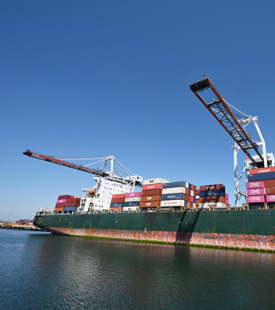 Ein Containerschiff in den USA