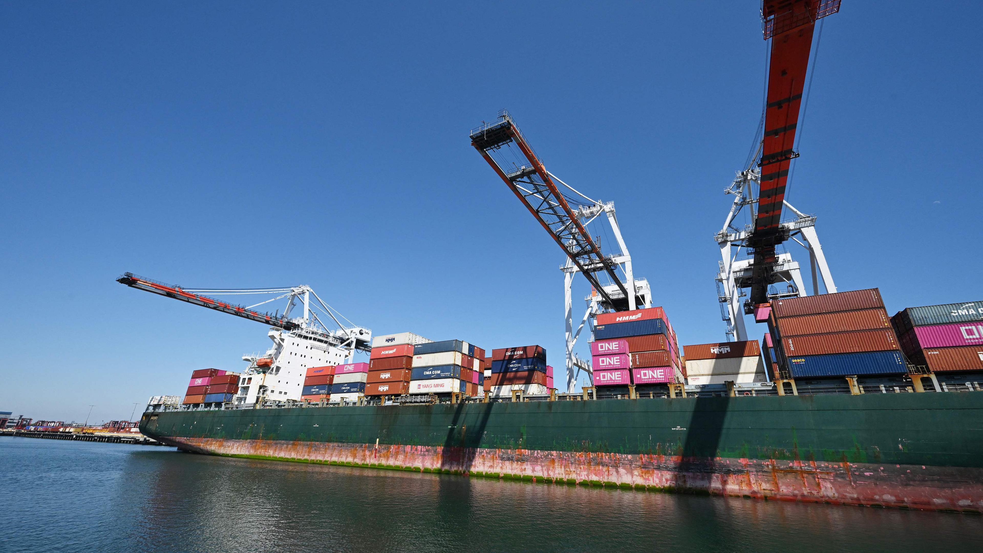 Ein Containerschiff in den USA