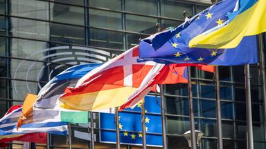 Fahnen der EU-Mitgliedstaaten vor dem Europäischen Parlament in Brüssel