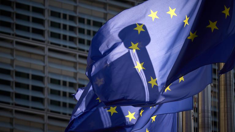 Mehrere Flaggen der Europäischen Union in Brüssel