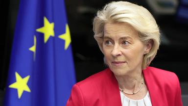 Ursula von der Leyen trifft zu einer Sitzung des Kollegiums der Kommissare im Europäischen Parlament in Straßburg, Frankreich, ein.