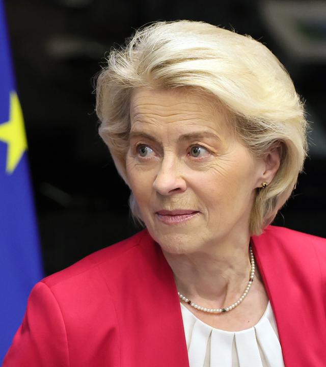 Ursula von der Leyen trifft zu einer Sitzung des Kollegiums der Kommissare im Europäischen Parlament in Straßburg, Frankreich, ein.